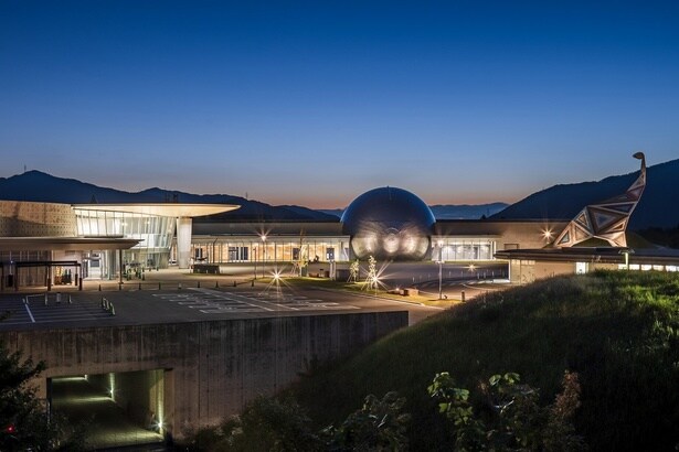 夕景に浮かぶ福井県立恐竜博物館。夜はツアー参加者だけの特別空間に