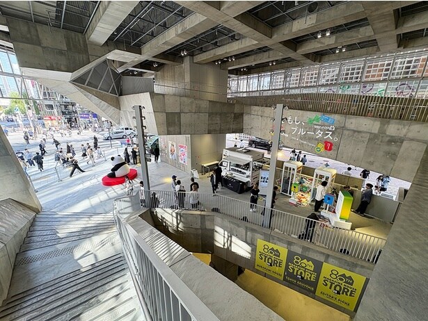 1階エントランスは雑誌編集部プロデュースの企画スペースになっている