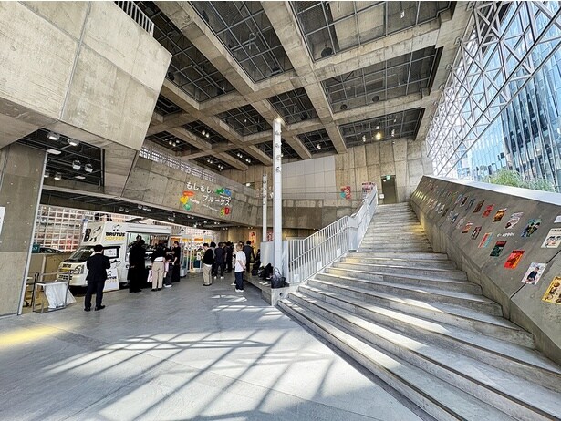 地下階から屋上をつなぐ1本のプロムナードをギャラリーに見立て、雑誌の貴重な歴代表紙を展示