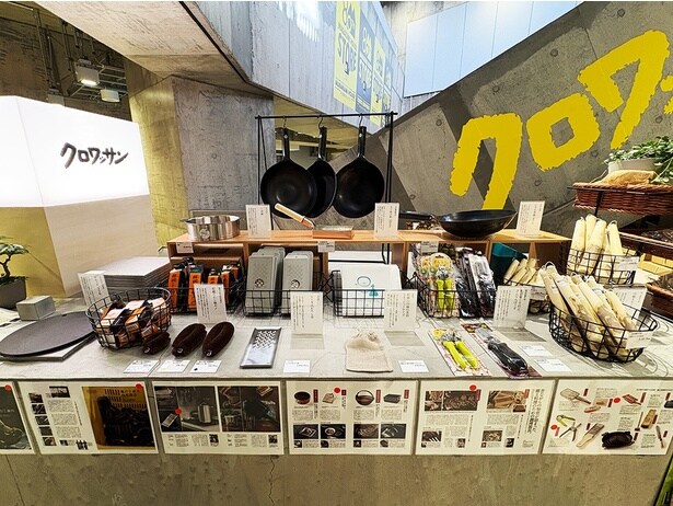 地下1階の『マガジンハウスショップ』ではオリジナルグッズや、編集部が厳選した限定のスイーツ、海外の人も楽しめる英語版の東京特集など販売