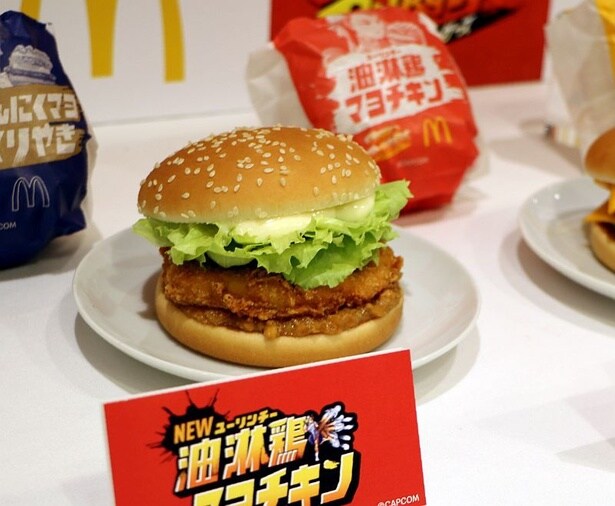 「油淋鶏マヨチキン」。フィリングがチキンのおいしさを引き立てている。マイルドな酸味と風味豊かな香味野菜が食欲をそそる