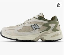 2000年代の美学を、今の足元に。流麗なライフスタイルモデル【ニューバランス】のスニーカーがAmazonに登場中‼