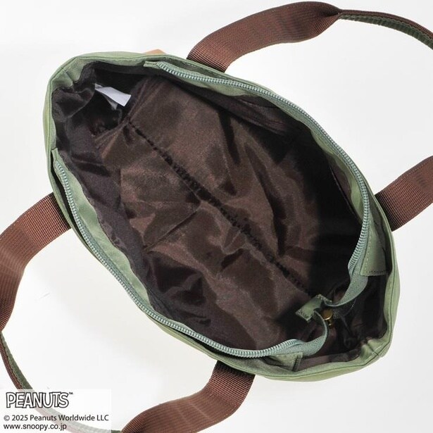 外ポケット1個と内ポケット2個を装備。ちょっとしたおでかけやサブバッグにぴったり