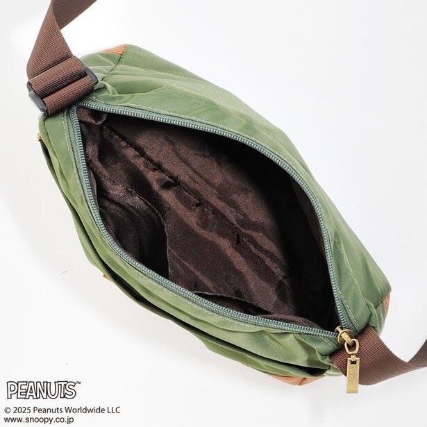 外ポケット1個と内ポケット3個の高機能設計