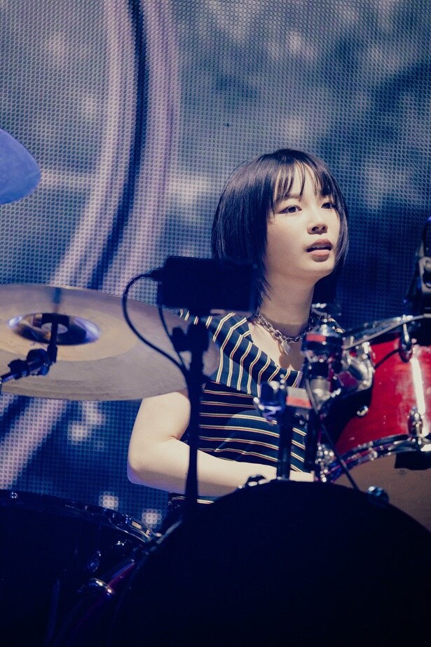 大学生の天才ドラマー・西条朱音役：宮﨑優