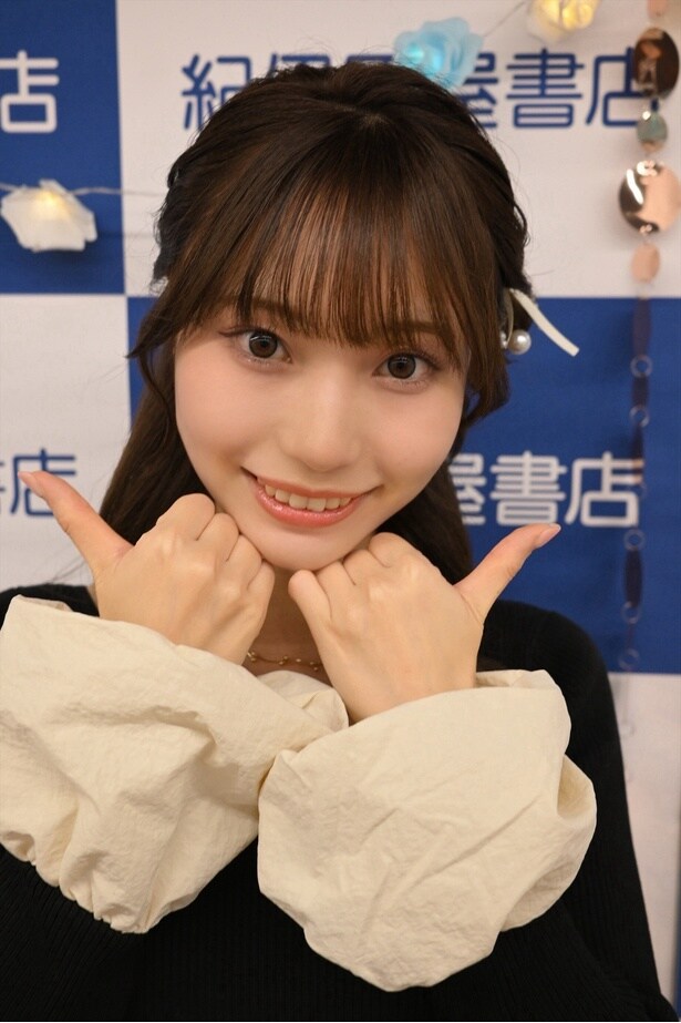 【写真】1st写真集発売イベントにて、おなじみの「きゃっぴ～」ポーズをする元NGH48の川越紗彩さん