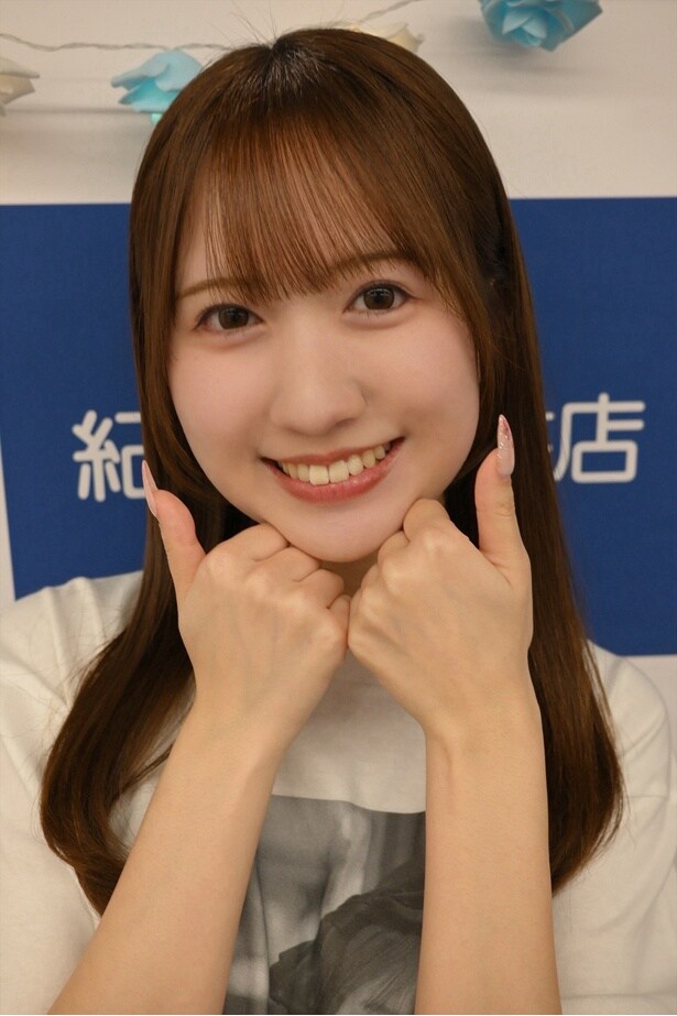 「きゃっぴ～」ポーズで笑顔の對馬優菜子さん