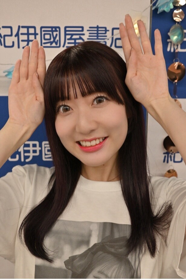 川越紗彩さんが手がけるウサギの「うさーや」のポーズでノリノリの曽我部優芽さん