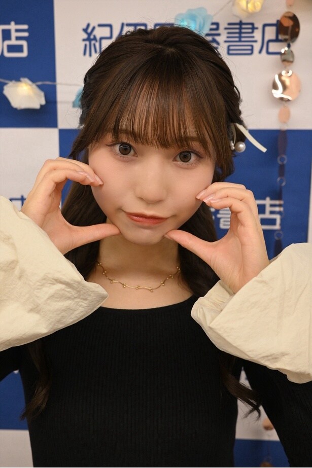 お渡し会では川越紗彩さんとの2ショットも。「きゃっぴ～」「さあやしか～」「ハート」の3ポーズからセレクトできた