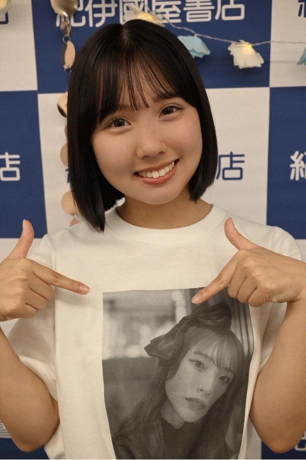 「川越紗彩1st写真集」の表紙の衣装の限定Ｔシャツをアピールしてくれた古舘葵さん