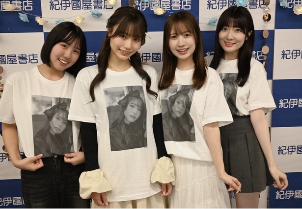 「川越紗彩1st写真集」の表紙の衣装の限定Ｔシャツを4人全員で着て記念写真を撮影