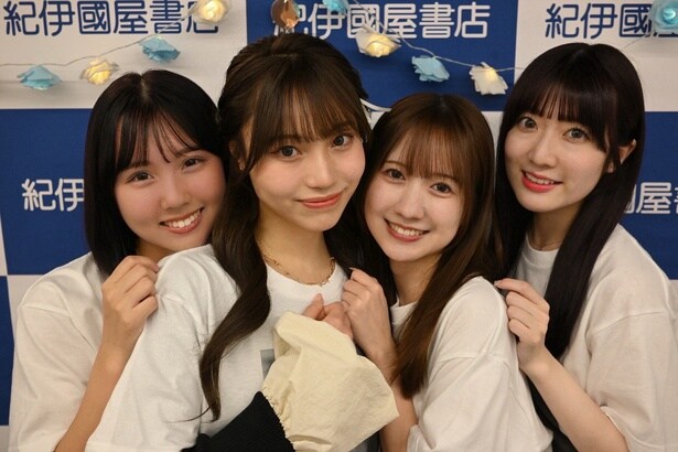 11月1日には、「HMVエソラ池袋」でもお渡し会を開催。對馬優菜子さん、曽我部優芽さん、古舘葵さんも3名も参加する