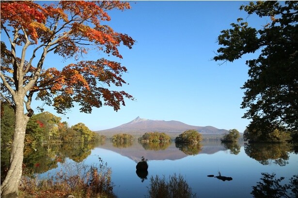 西大島から望む大沼湖、紅葉と湖の絶景が広がる/大沼公園(散策路、大沼湖畔)の紅葉