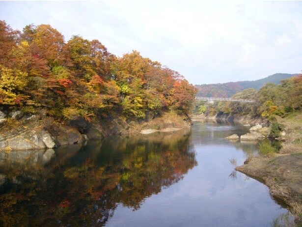 水面に紅葉が映えるさまが美しい/錦秋湖の紅葉