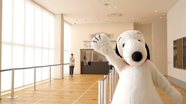 11月8日は、サンタクロース衣装のスヌーピーがお出迎え