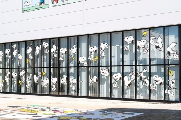 ミュージアム横のウィンドウもスヌーピーだらけに