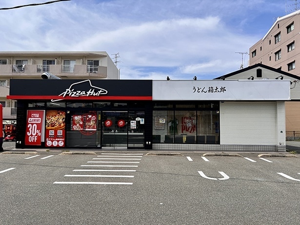 【写真】入口はピザハットから入ってすぐ右手にある