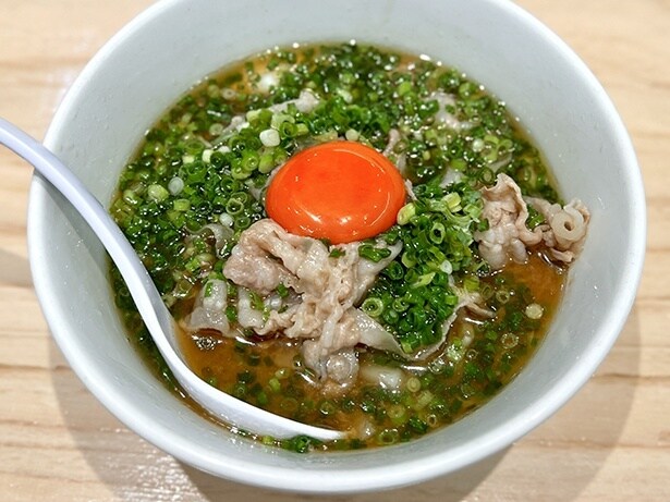 裏メニューの「茶ニボ 生玉子入り」