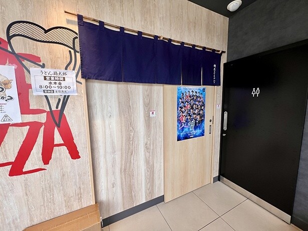 なかなかわかりづらい入口だが暖簾が目印だ