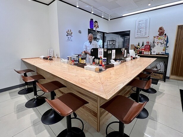 カウンター8席のコンパクトな店内