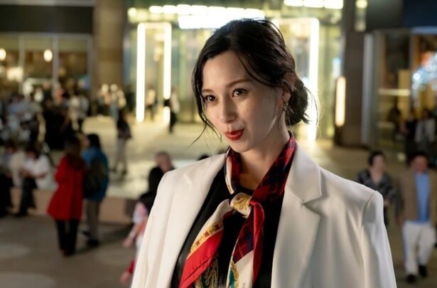 マッチングアプリで出会った椿(中条あやみ)。勝男が思い描いたおしとやかなタイプとは正反対の、ノリがよく男性をぐいぐいリードするタイプだった