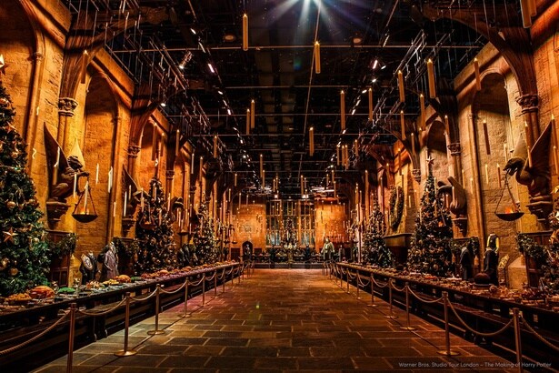 圧巻!大広間には400本のキャンドルが浮かぶ