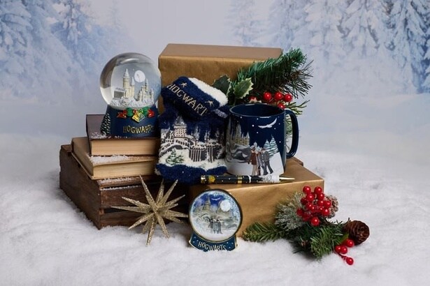 ホグワーツ城や雪のホグズミードを歩くハリー、ロン、ハーマイオニーの3人、スノードームなど、冬のシーンをモチーフにしたアイテムも