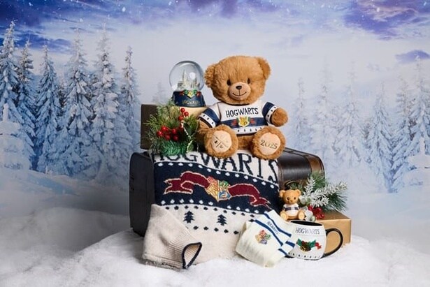 セーターやパジャマ、パーカーといったあったかウェアから、職人技が光るオーナメントまでずらり