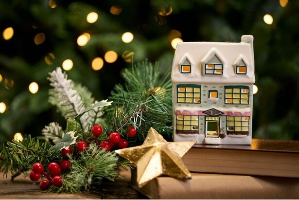 2025年クリスマスコレクションは、スタジオツアー東京内(メインショップ、レイルウェイショップ)やオンラインで好評発売中