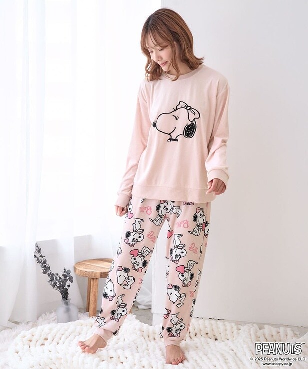 「PEANUTS スヌーピー フェイス ストレッチ ソフトボア 長袖 上下セット(男女兼用サイズ)」(各6160円)※ピンク