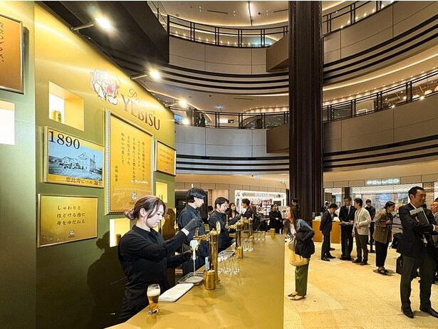 サーバーが3台設置された中央のカウンターでヱビスを注いでもらおう