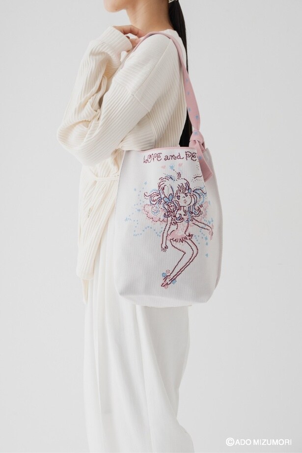 コンパクトながらマチ付きで収納力もあり