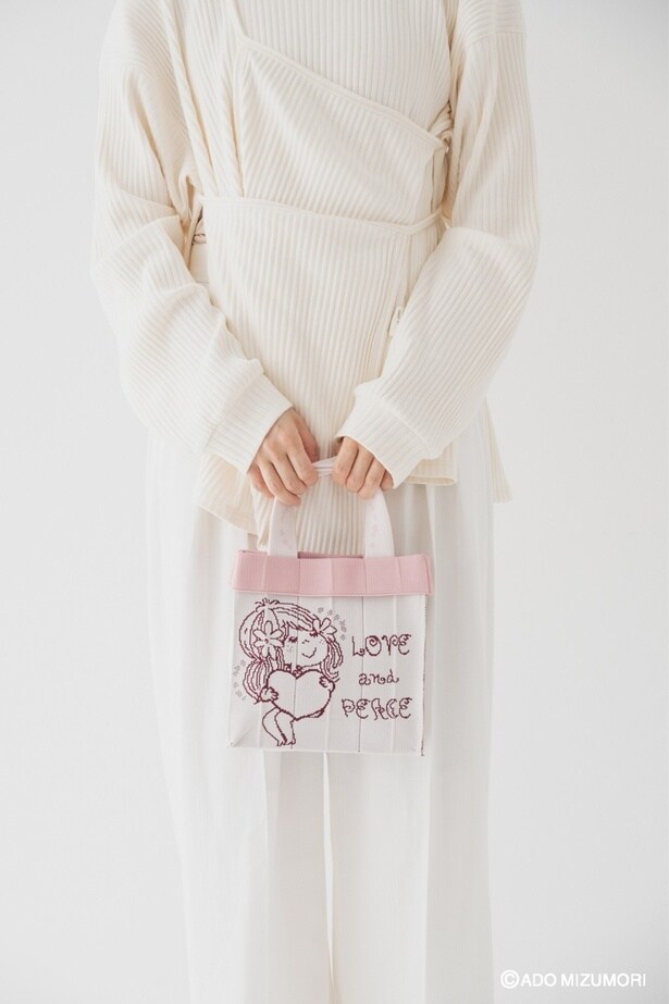 やさしい色合いとキュートな表情が印象的で、デイリーのおでかけにもぴったり