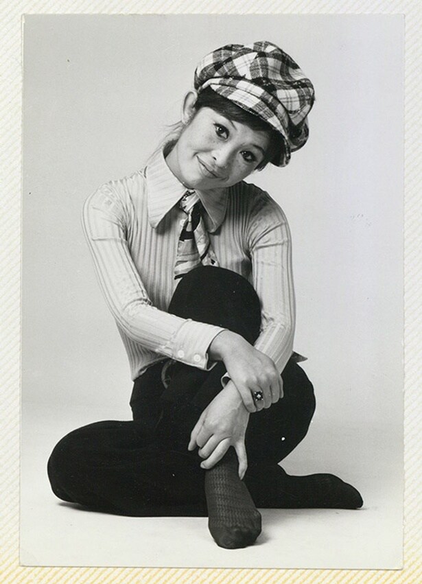 舞台女優や歌手、そして透明アクリルボードに両手で描くライブペインティングでも知られるアーティスト・水森亜土さん