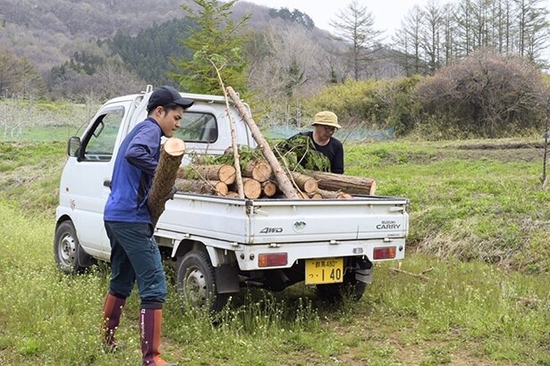 薪割りを通して暮らしに必要な力を学ぶ