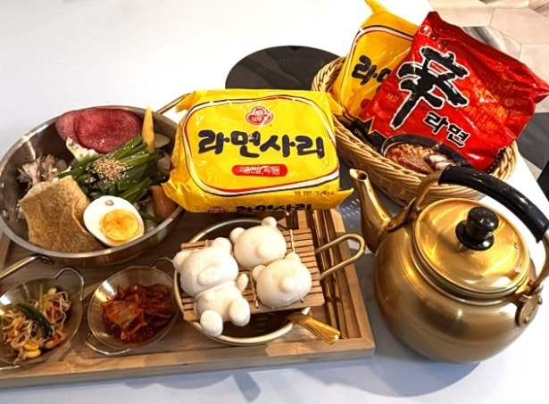 ラーメンや野菜セット、キムチ、ナムルなどがそろう豪華な鍋セット