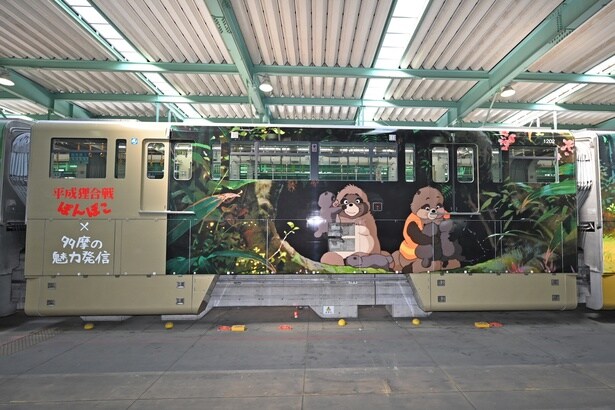 2号車に描かれたシーンは、正吉とおキヨが森の中で子育てをする姿。多摩丘陵の自然を感じられる