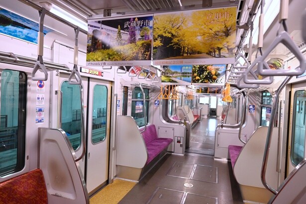 車内には多摩30市町村の代表的なスポットを紹介したポスターを掲示