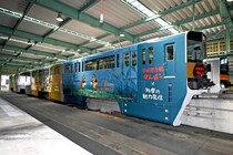 多摩モノレールで『平成狸合戦ぽんぽこ』のフルラッピング車両が期間限定で運行！スタンプラリーも開催中