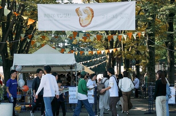 たくさんの人でにぎわう