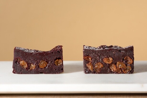 【写真】左が「ラミーテリーヌ」、右はラムレーズン量がラミーテリーヌ比2倍(※2)で厚みが増した「ラミープレミアムテリーヌ」