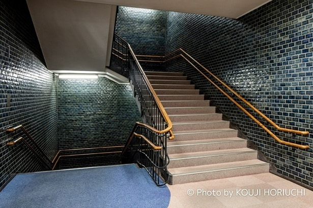 旧市庁舎内のつやのある青い磁器質タイル