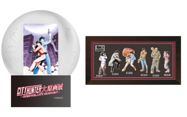 【写真】特典グッズのスノードームと、キャラクターたちが並ぶピンズセット。※特典画像はイメージ。デザインは予告なく変更される場合あり