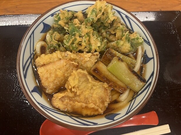 東京都の『漬けまぐろ天と焼きねぎのねぎまうどん』