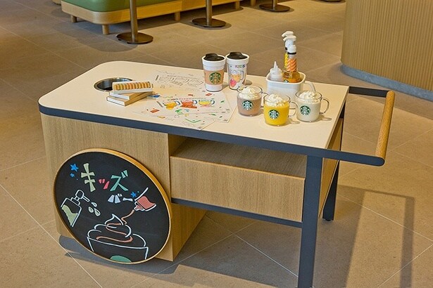 専用のキッズバーを設置。コンディメントバーでチョコレートソースやキャラメルシロップを追加して楽しもう