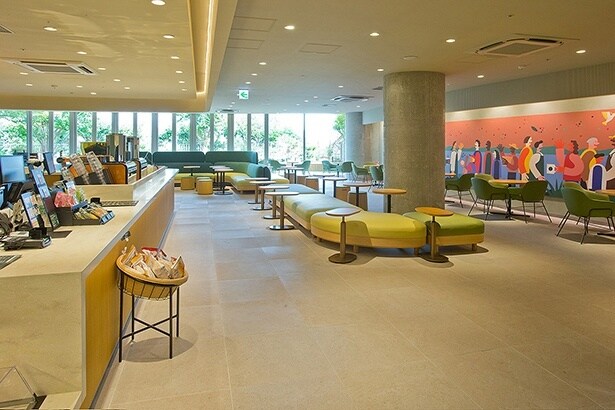 ファミリーフレンドリーストアならではの、専用デザインのソファやテーブルが並ぶ店内。右奥には、大阪らしさも隠し要素として取り込んだ、ウォールアートをデザイン。さらに店舗の奥には外に出て楽しめるシークレットガーデンが設けられている