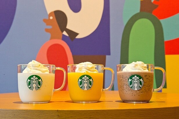 ファミリーに大好評のキッズ フラペチーノ(R)も楽しめる。写真左から、「キッズ バニラ クリーム フラペチーノ(R)」、「キッズ マンゴー＆フルーツ フラペチーノ(R)」、「キッズ チョコレート フラペチーノ(R)」