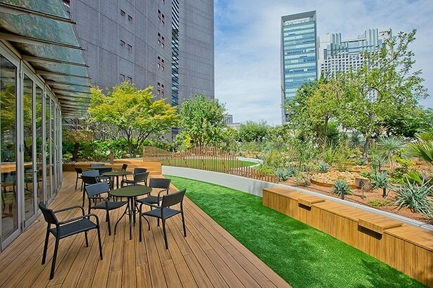 緑に囲まれたシークレットガーデンは、スタバのオアシス。外に出てコーヒーブレイクすれば、気分リフレッシュすること間違いなし！