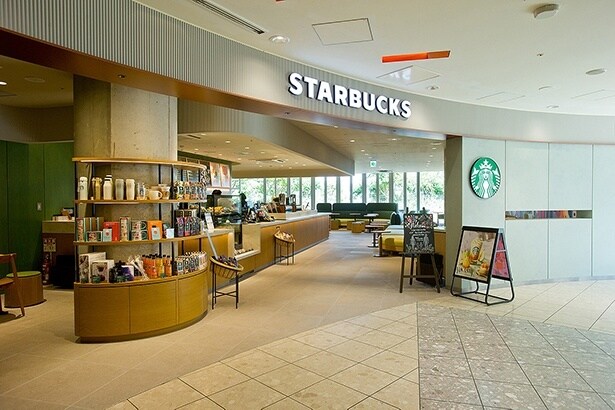 【写真】なんばパークス6階店の店舗入口。右側の壁に開いた四角い窓は、子どもの目線から覗けるようにデザイン。そんな気づかれない遊び心もこの店の魅力