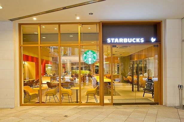 レギュラーストアとは違い、ティーの華やかさを感じる。なんばエリアで初のスターバックス ティー＆カフェ